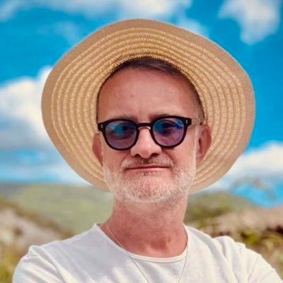 découvrez 'pillion d'harry lighton', une romance sadomasochiste captivante qui explore en profondeur la dynamique complexe et les tensions d'un couple unique.