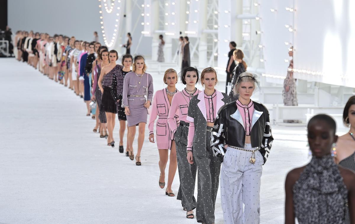 les stars illuminent le défilé chanel avec leur présence éclatante, révélant élégance et glamour sur le podium.